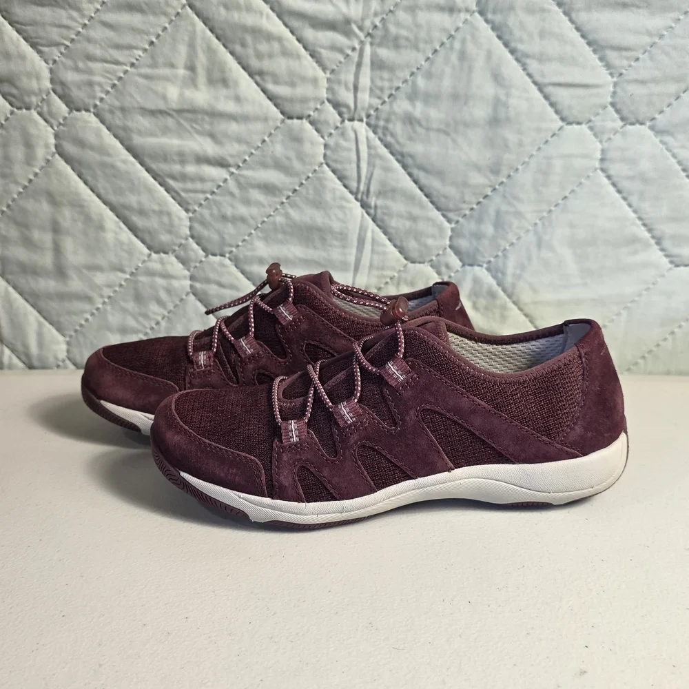 Women's Casual Lace-Top Athletic Shoe - Burgundy